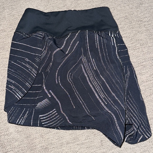 Reflective running shorts with liner and two small pockets. Great condition!! - Picture 7 of 7
